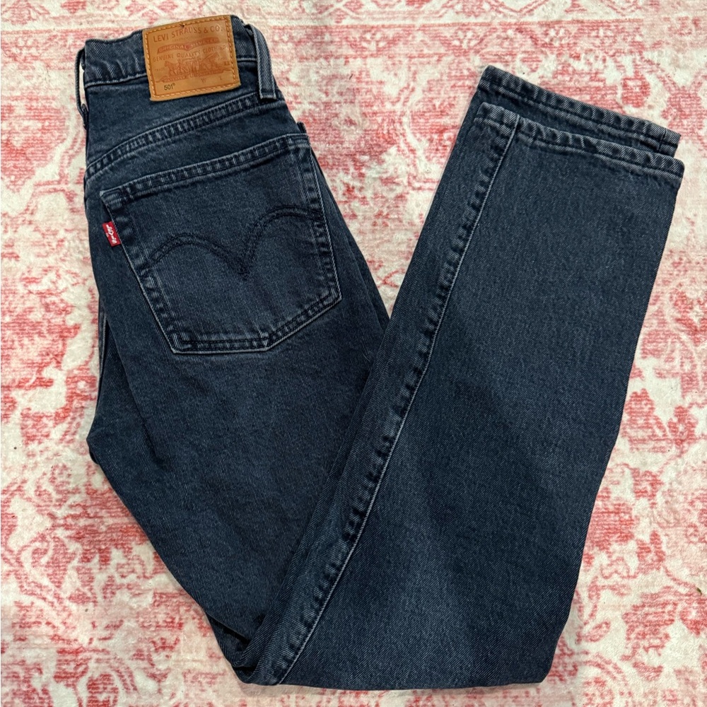 dark blue levi’s jeans